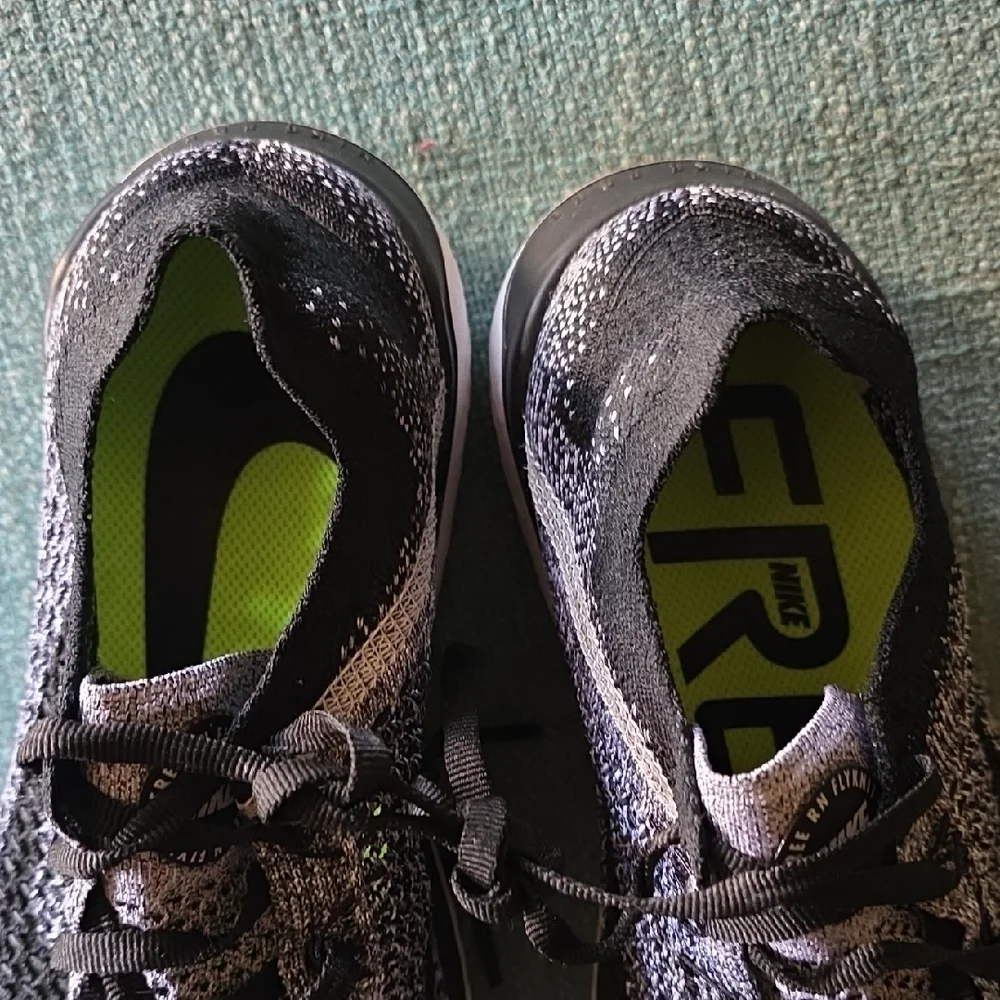 Nike | Women's Black and White Knit Athletic Shoes 10 - Picture 4 of 7